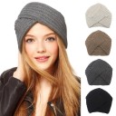 Damstickad mössa i form av en turkisk turban med korsade ränder över pannan Uttrycksfull ribbning Modern design Bomullsmaterial 4