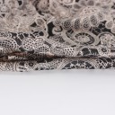 Dam multifunktionell mössa med öppning för hästsvans Kan även bäras som halsduk Löst fallande snitt med spetsmönster Polyester Huvudomfång 52 7