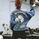 Dams denimjacka med blommig applikation på ryggen Band på ärmarna Dekorativa rivningar Bröstfickor Blå tvättad denim Bomull och polyester 2