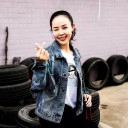Dams denimjacka med blommig applikation på ryggen Band på ärmarna Dekorativa rivningar Bröstfickor Blå tvättad denim Bomull och polyester 5