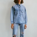 Damskjortjacka i denim med lös passform Slitna effekter Bröstfickor med lock Rundad nederkant Ljusblå Polyester och bomull 2