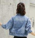 Dam kort jeansjacka med lös passform Sänkta axlar Skjortkrage Bröstficka med dragkedja och ficka med lock Ljusblå bomullsdenim 2