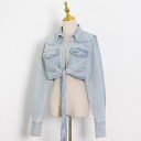 Dams kort denimjacka med knytning Skjortkrage Två bröstfickor med klaffar Långa ärmar Ljusblå Polyester och bomull 2