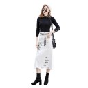 Dams vit denim midi kjol med slitna effekter och tryck av svarta texter Fransig nederkant Fickor fram och bak Bomull och polyester 2
