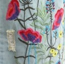 Damsk midi kjol i denim med färgglad blombroderi Elastisk midja med snörning Fickor fram och bak Fransad nederkant och sidoklyftor 3