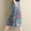 Damsk midi kjol i denim med färgglad blombroderi Elastisk midja med snörning Fickor fram och bak Fransad nederkant och sidoklyftor 5