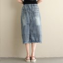Damsk midi kjol i denim med färgglad blombroderi Elastisk midja med snörning Fickor fram och bak Fransad nederkant och sidoklyftor 6