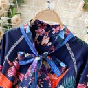 Damset blus och shorts Blommönster på mörkblå bakgrund Blus med rosett vid halsen Ballongärmar med hög manschett Polyester 4