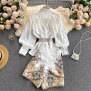 Damset vit blus och shorts med ornamenttryck Blus med ståkrage och ballongärmar Spetsdekoration Polyester 2