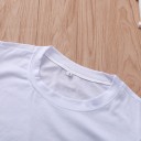 Damsk vit blus med ansiktstryck Motiv av fransar och röda läppar Korta volangärmar med rutigt mönster Rund halsringning Polyester 5