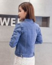 Damsk kort vårjacka i jeansstil med krage. Tätt snitt och bröstfickor med lock. Tillverkad av polyester och elastan. För vår och höst. 17