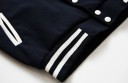 Dam vår baseballjacka i stil med amerikansk skoluniform Kontrastfärgade ärmar Knäppning med tryckknappar Randiga ribbade fållar 100% bomull 12