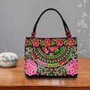 Damhandväska 31 x 23 x 10,5 cm Färgglad blommig broderi Etnisk stil Två rundade handtag med pärlor Rektangulär form 9
