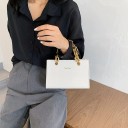 Damhandväska 20 x 14 x 9 cm Pr präglat ormskinnsmönster Massivt kedjehandtag i gyllene nyans Lång axelrem och crossbody 7