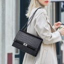 Damhandväska över axeln med lock och reliefmönster i ormskinn Kedjestropp med läderdel Vridbart metallås 27,5 x 20 x 7,5 cm 7