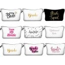 Damsk kosmetikväska med bröllopsskrift för bruden och brudtärnorna Polyester Dragkedja med handtag Mått 13,5 x 22 cm Bröllopsgåva 9