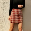 Damernas rutiga mini kjol med slitsar Hög midja Åtsittande rak passform med två korta slitsar i framkanten Polyester med bomull 8