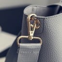Damsk väska över axeln i hinkform Bred färgglad rem med mönster Framsida ficka Konstläder Mått 23 x 28,5 x 13,5 cm 5
