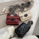 Damernas quiltade axelväska i konstläder 20 x 15 x 6 cm Crossbody med lock Bred mönstrad rem med metallkarbinhakar 4