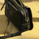 Damskinnväska över axeln och över kroppen Två fack med dragkedja Avtagbar rem med karbinhakar Kornsstruktur Läder och polyester 23 x 16 cm 5
