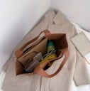 Stor damhandväska shopper över axeln i konstläder 43 x 31 x 13 cm Yttre framficka Breda handtag Matt yta Enkel design 6