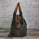 Damsk handväska i konstläder Elegant väska med två handtag och axelrem Framsidan har en ficka med metallspänne 38 x 28 x 12 cm 7