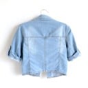 Dam kort denimjacka Klassisk skjortkrage Knäppning med knappar Två bröstfickor med lock Ärmar med öglor Bomull denim 3