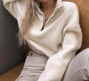 Dam kort fluffig hoodie med ståkrage och dragkedja vid halsen Långa lösa ärmar med smal manschett Smal nederkant Plyschpolyester 5