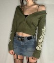 Dam kort ziptröja med huva i olivgrön färg Ornamenttryck på ärmarna Crop snitt Tillverkad av polyester med bomull och spandex 2
