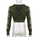 Dam kort ziptröja med huva i olivgrön färg Ornamenttryck på ärmarna Crop snitt Tillverkad av polyester med bomull och spandex 3