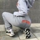 Dam kort sweatshirt med huva och texttryck Grå crop sweatshirt med långa ärmar Elastisk nederkant i midjan Bomull med spandex 4