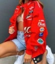 Dam oversize jacka i racingstil Röd Tryck och applikationer på framsidan och ärmarna Ståkrage med tryckknapp Elastiska manschetter Polyester 3