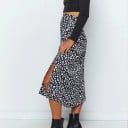 Falda de mujer con estampado de leopardo y abertura. 7