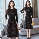 Vestido negro de mujer con flores. 2