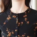 Vestido negro de mujer con flores. 6