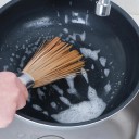 Bambusborste för disk och stekpannor 2 st Trähandtag med upphängningsöglan Bundt av bambufibrer Längd ca 25 cm 4