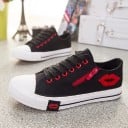 Damsneakers med läpptryck J2422 7
