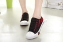 Damsneakers med läpptryck J2422 9