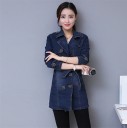 Kvinnors dubbla knäppning jeanskappa Förlängd figursydd skärning Slagkrage och bälte med rosett på ryggen Mörkblå denim av bomull och polyester 3