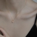 Damhalsband med cirkulärt hänge D570 6