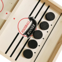 Spelar airhockey 3