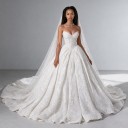 Abiti da sposa da principessa scintillanti senza maniche con scollo a cuore e corsetto con paillettes e strascico bianchi 4