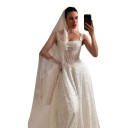 Abiti da sposa lunghi da donna con spalline e bustier corsetto con perline, gonna a trapezio e strascico bianchi con motivo in pizzo 3