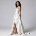 Abiti da sposa lunghi senza spalline con strascico di 50 cm e alto spacco con corpetto arricciato e gonna plissettata bianca per ballo 2