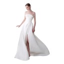 Abiti da sposa lunghi senza spalline con strascico di 50 cm e alto spacco con corpetto arricciato e gonna plissettata bianca per ballo 5