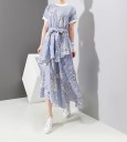 Abiti midi estivi da donna con gonna asimmetrica a due strati Rigate blu e bianche con stampa floreale Cintura da annodare Maniche corte Bordi bianchi 1