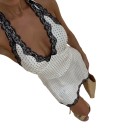 Abito mini da donna con scollatura a V e pizzo nero sulla scollatura e sull'orlo con legatura dietro il collo e schiena scoperta in bianco con pois 9