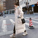 Abrigo largo de invierno para mujer con capucha y alto cuello Corte holgado Longitud debajo de la rodilla Grandes bolsillos cosidos Detalles 2