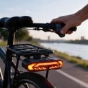 Achterlicht voor fiets met richtingaanwijzers en alarm 110 dB Bevestiging voor achterdrager Ronde draadloze afstandsbediening Remlicht USB-C 2000 mAh 2