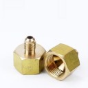 Adaptador de latón para aire acondicionado con roscas SAE hembra y macho de diferente tamaño. Hexágono para apretar con llave. Paquete de 2 7
